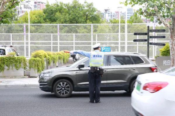 PG电子【高考】高考首日考生手表不符合规定 民警解下自己的表借给考生(图2)