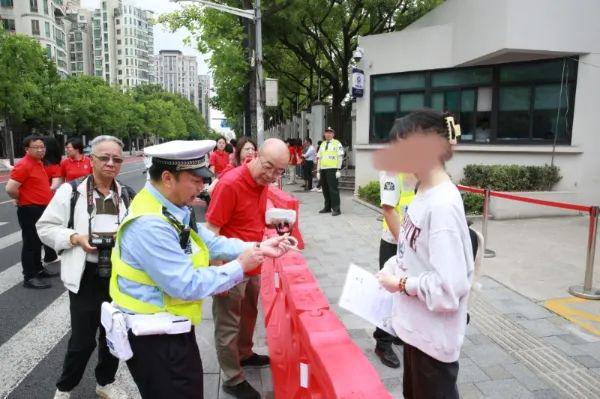 PG电子【高考】高考首日考生手表不符合规定 民警解下自己的表借给考生(图3)