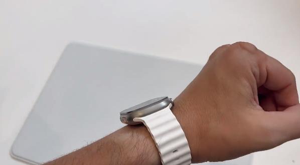 PG电子(中国)官方网站苹果 Apple Watch Ultra 运动手表佩戴实(图4)